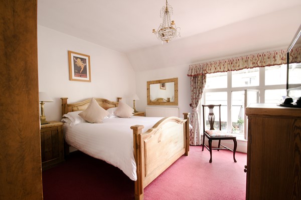 Overnight Luxury Escape with Dinner and Fizz at The White Hart Inn for Two