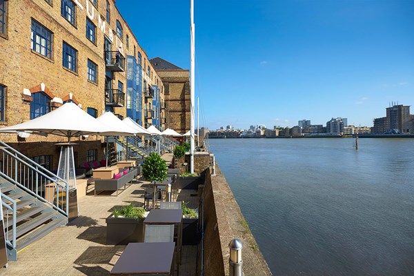 Bottomless Fizz Afternoon Tea for Two at DoubleTree by Hilton Docklands Riverside Bottomless Fizz Afternoon Tea for Two at DoubleTree by Hilton Docklands Riverside