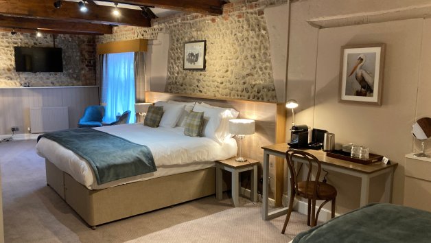 Coastal Overnight Winter Stay in Norfolk with Breakfast at the Lobster for Two picture