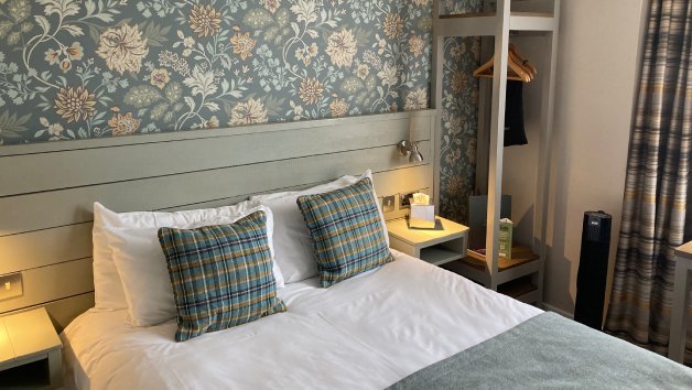 Overnight Winter Stay in Loch Lomond, Scotland with Breakfast at the Tullie Inn for Two picture