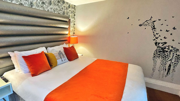 One Night Stay in a Giraffe Suite and Edinburgh Zoo Entry for Two Adults and Two Children