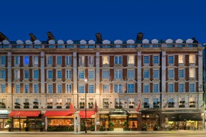 Cake and Bubbles for Two at The Rubens at the Palace Image 3