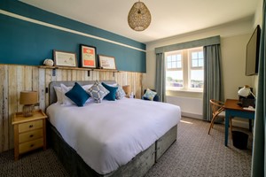 One Night Deluxe Stay for Two with Breakfast picture