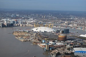 30 Minute Helicopter Tour Overlooking London for Two People Image 2