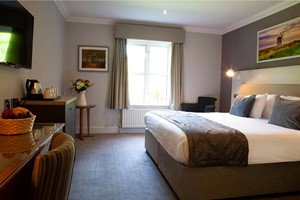 Two Night Stay for Two with Breakfast and a Glass of Prosecco at The Charlecote Pheasant picture