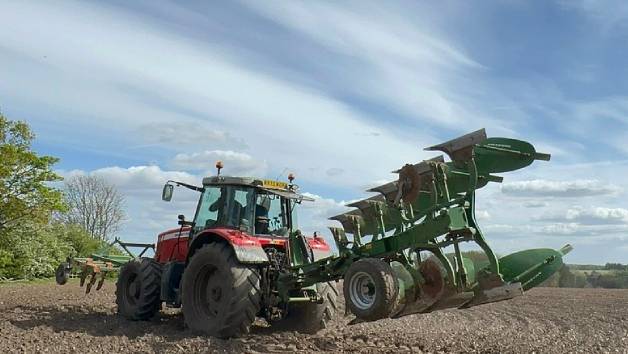 30 Minute Explorer Tractor Driving Experience with Adventure Fields for One picture