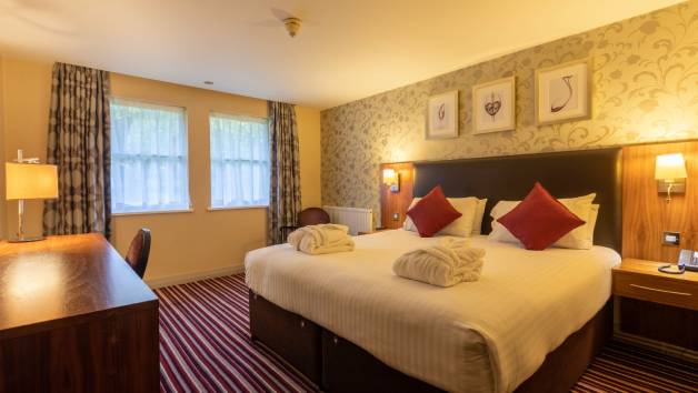 Overnight Spa Break with 30 Minute Treatment and Dinner at Gloucester Robinswood Hotel for Two picture