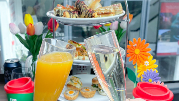 Brunch and Bubbles London Tour with Prosecco Upper Deck by Evan Evans Tours for Two Adults picture