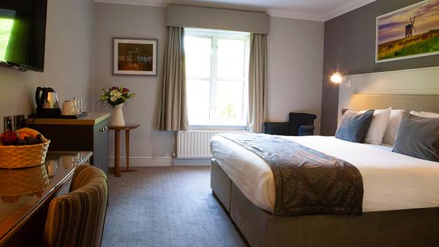 Two Night Stay with Breakfast and a Glass of Fizz at The Charlecote Pheasant for Two picture